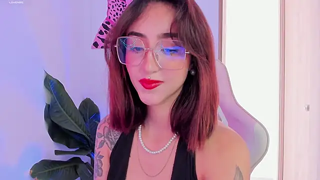 Snapshot of MelodieRoy chatting on February 10, 8:00 pm MelodieRoy online show from February 10, 8:00 pm