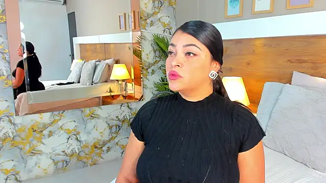 Snapshot of EmaBakker chatting on December 1, 11:59 am EmaBakker online show from December 1, 11:59 am