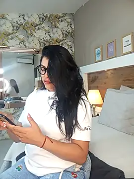 Snapshot of EmaBakker chatting on December 14, 12:10 pm EmaBakker online show from December 14, 12:10 pm