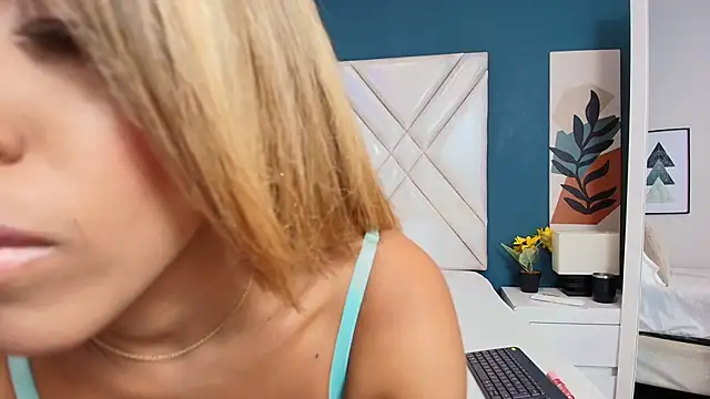 Snapshot of Lana-Gross chatting on February 21, 1:33 pm Lana-Gross online show from February 21, 1:33 pm