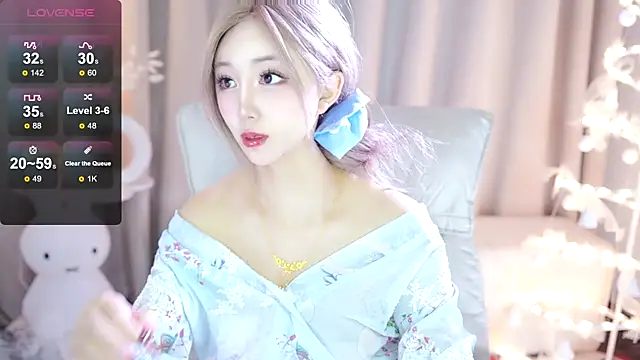 Snapshot of UUKiss_ chatting on February 7, 3:19 pm UUKiss online show from February 7, 3:19 pm