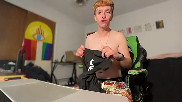 Snapshot of twentywithafelonyy chatting on December 3, 3:10 pm twentywithafelonyy online show from December 3, 3:10 pm