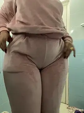 Snapshot of Layla-daloua chatting on February 6, 8:56 pm Layla-daloua online show from February 6, 8:56 pm