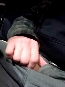 Snapshot of QcMisterv13 chatting on December 3, 3:20 am QcMisterv13 online show from December 3, 3:20 am