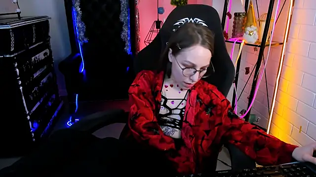 Snapshot of AphexQueen chatting on December 15, 9:20 pm AphexQueen online show from December 15, 9:20 pm