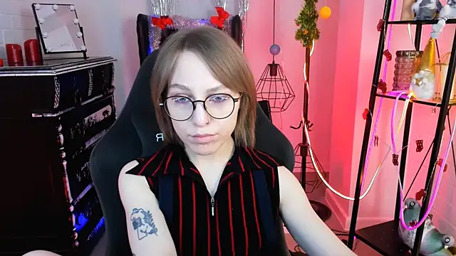 Snapshot of AphexQueen chatting on December 19, 1:07 pm AphexQueen online show from December 19, 1:07 pm