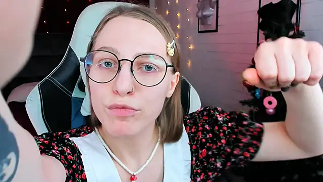 Snapshot of AphexQueen chatting on December 20, 4:14 pm AphexQueen online show from December 20, 4:14 pm