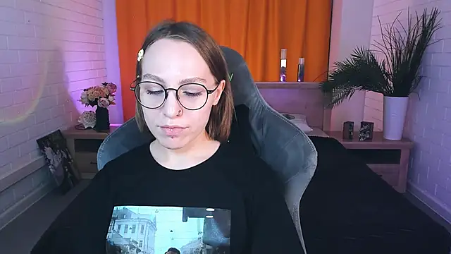 Snapshot of AphexQueen chatting on January 14, 9:24 am AphexQueen online show from January 14, 9:24 am