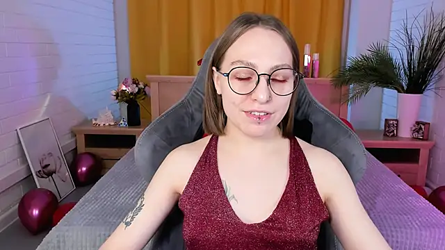 Snapshot of AphexQueen chatting on February 15, 12:11 pm AphexQueen online show from February 15, 12:11 pm