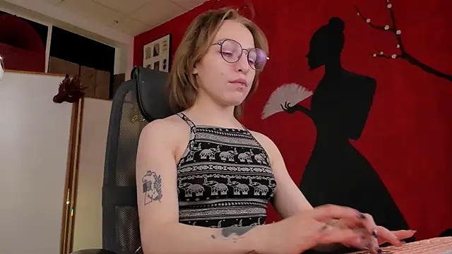 Snapshot of AphexQueen chatting on February 18, 12:28 pm AphexQueen online show from February 18, 12:28 pm