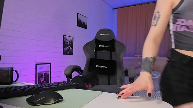 Snapshot of AphexQueen chatting on November 7, 1:33 pm AphexQueen online show from November 7, 1:33 pm