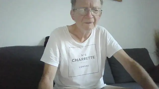 naturiste974 online show from June 15, 4:36 am