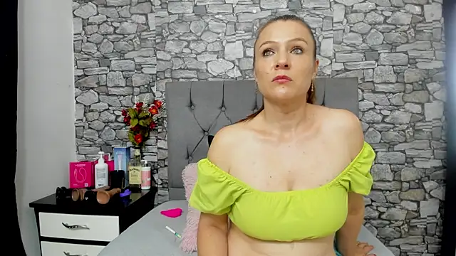 Snapshot of your_angel7 chatting on November 12, 1:39 am your angel7 online show from November 12, 1:39 am