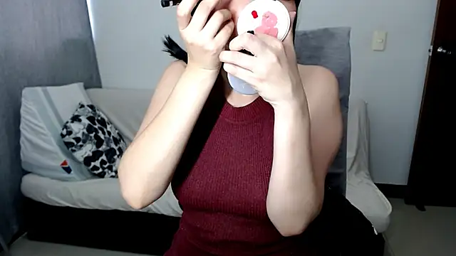 Snapshot of Laura-pervert chatting on July 5, 9:33 pm Laura-pervert online show from July 5, 9:33 pm