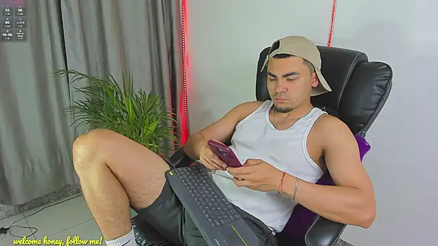 Snapshot of kalivan_voinesscu chatting on November 27, 8:38 am kalivan voinesscu online show from November 27, 8:38 am