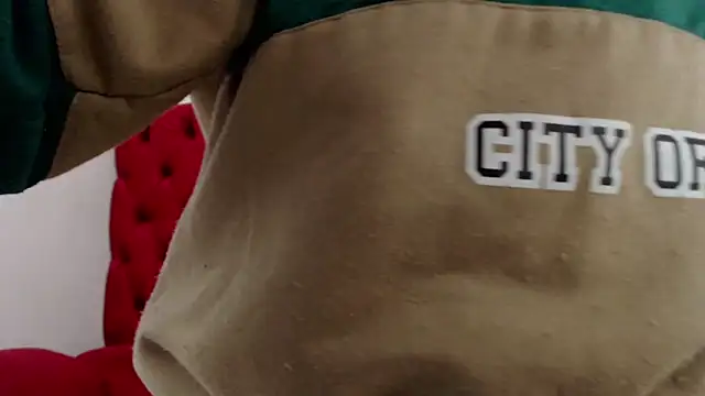 Snapshot of CarolineBrunx chatting on February 18, 7:21 am CarolineBrunx online show from February 18, 7:21 am