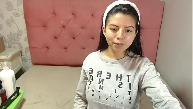 Snapshot of CarolineBrunx chatting on December 15, 2:38 am CarolineBrunx online show from December 15, 2:38 am