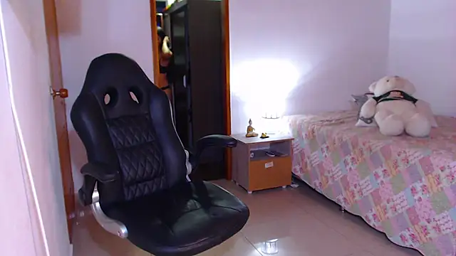 Snapshot of Otilia_Sigrid chatting on December 20, 10:54 pm Otilia Sigrid online show from December 20, 10:54 pm