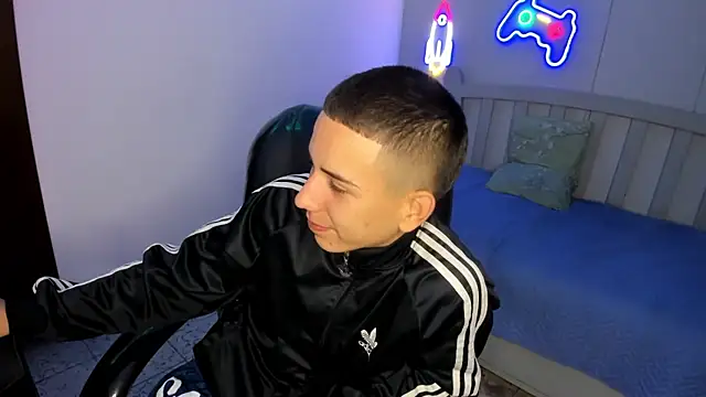 Snapshot of JackSwan18 chatting on November 23, 8:41 pm JackSwan18 online show from November 23, 8:41 pm