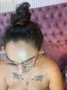Snapshot of EMILYY_FOXY chatting on May 19, 1:56 am EMILYY FOXY online show from May 19, 1:56 am