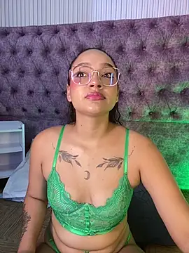 Snapshot of EMILYY_FOXY chatting on May 31, 7:04 pm EMILYY FOXY online show from May 31, 7:04 pm