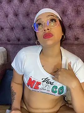 Snapshot of EMILYY_FOXY chatting on June 1, 7:04 pm EMILYY FOXY online show from June 1, 7:04 pm