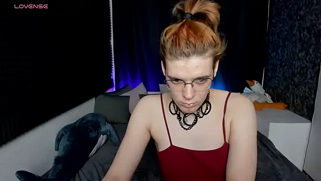 Snapshot of KIKI_Krash chatting on December 6, 4:38 pm KIKI Krash online show from December 6, 4:38 pm