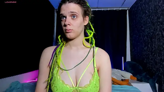 Snapshot of KIKI_Krash chatting on November 13, 10:03 am KIKI Krash online show from November 13, 10:03 am