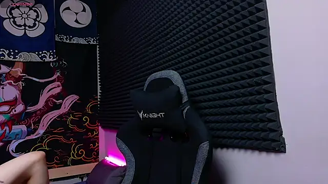 Snapshot of KIKI_Krash chatting on November 28, 10:07 am KIKI Krash online show from November 28, 10:07 am