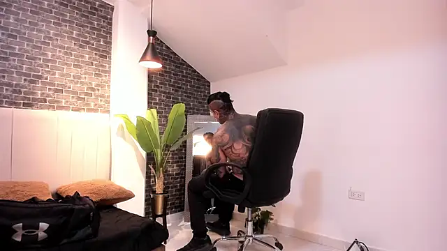 Snapshot of Dantesuarez28 chatting on December 15, 12:42 pm Dantesuarez28 online show from December 15, 12:42 pm