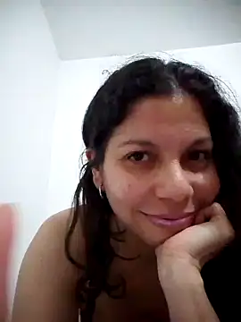 Snapshot of Carliina_Soussa chatting on February 2, 10:17 pm Carliina Soussa online show from February 2, 10:17 pm