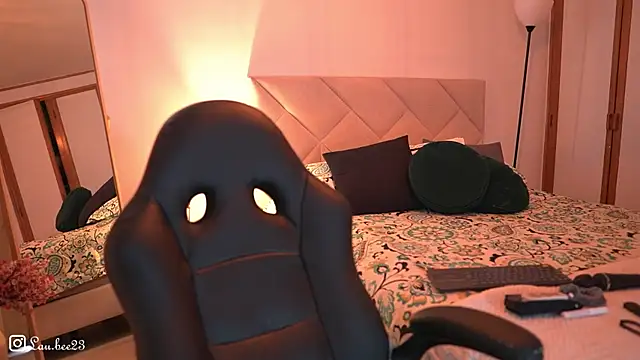 Lau Bee online show from December 14, 3:50 pm