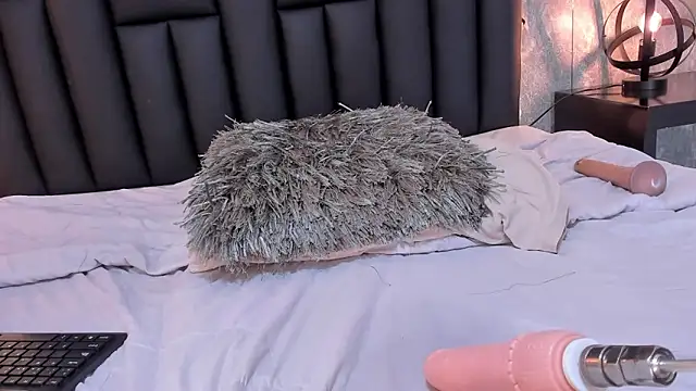 laura smith33 online show from February 6, 5:30 pm