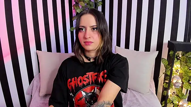 Snapshot of liz_goth chatting on May 29, 2:15 pm liz goth online show from May 29, 2:15 pm