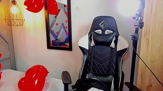 Snapshot of Nahomi-Hill chatting on February 15, 4:14 am Nahomi-Hill online show from February 15, 4:14 am