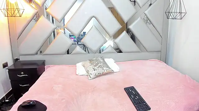 Snapshot of Nahomi-Hill chatting on December 19, 1:34 am Nahomi-Hill online show from December 19, 1:34 am