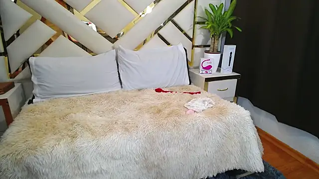 carolineamber  online show from December 8, 2:19 pm