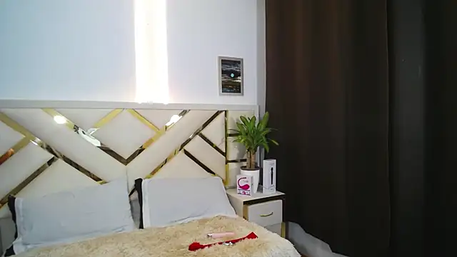 carolineamber  online show from December 11, 3:37 pm