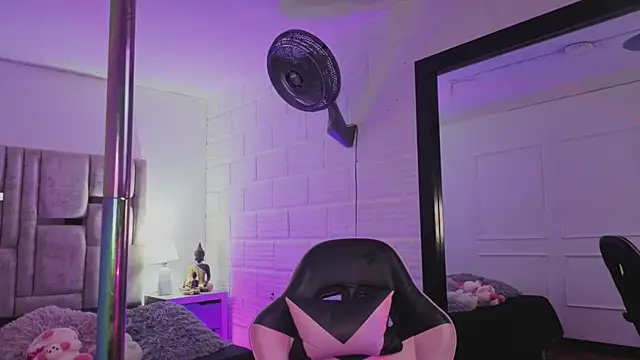 BonnieAnderson  online show from December 13, 8:36 pm