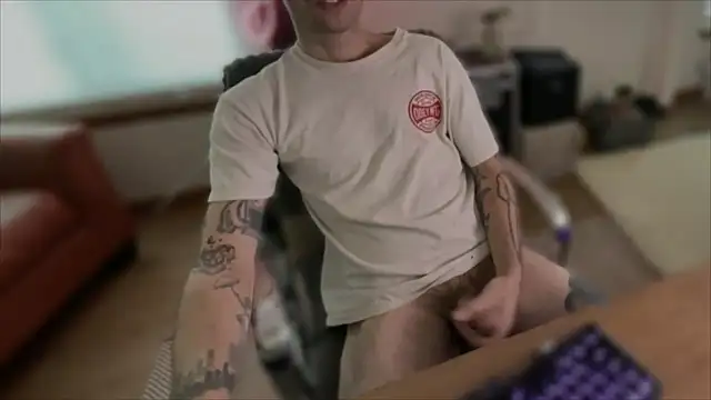 Snapshot of RuffClvb chatting on October 12, 1:54 pm RuffClvb online show from October 12, 1:54 pm