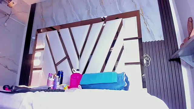 lola hornei online show from December 5, 2:25 pm