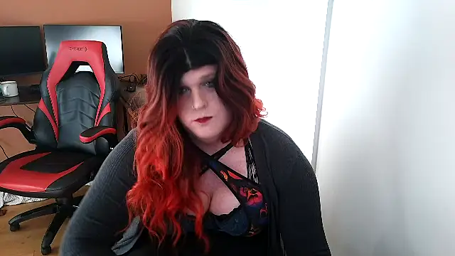 Snapshot of EmberLee chatting on June 20, 11:29 pm EmberLee online show from June 20, 11:29 pm
