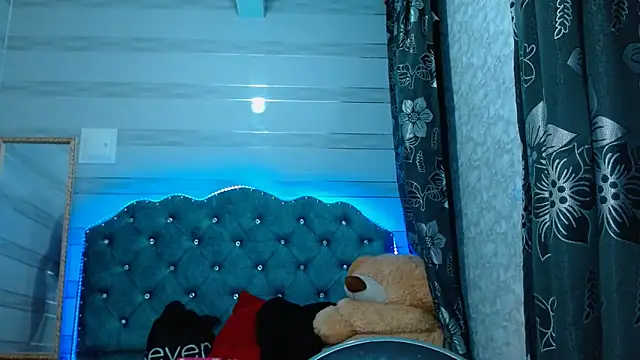 lily jamesx online show from March 17, 9:55 pm