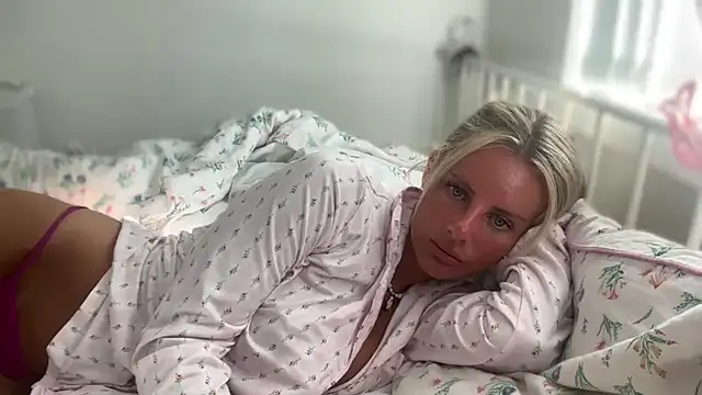 Snapshot of BendyBarbie chatting on July 8, 9:14 am BendyBarbie online show from July 8, 9:14 am