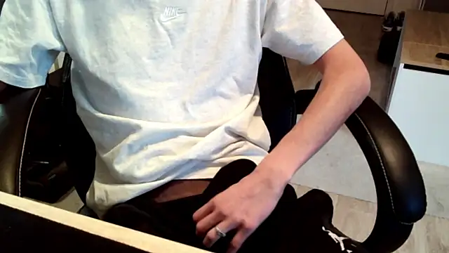 Snapshot of ElViko11 chatting on October 30, 8:38 am ElViko11 online show from October 30, 8:38 am