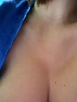 Snapshot of Zaralu_ chatting on May 10, 1:27 pm Zaralu online show from May 10, 1:27 pm