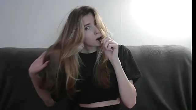 Snapshot of ErikaShyy chatting on February 6, 2:15 pm ErikaShyy online show from February 6, 2:15 pm