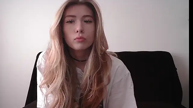 Snapshot of ErikaShyy chatting on September 18, 10:28 am ErikaShyy online show from September 18, 10:28 am