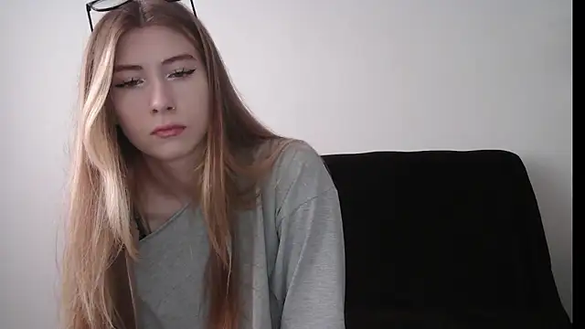 Snapshot of ErikaShyy chatting on September 19, 10:16 am ErikaShyy online show from September 19, 10:16 am