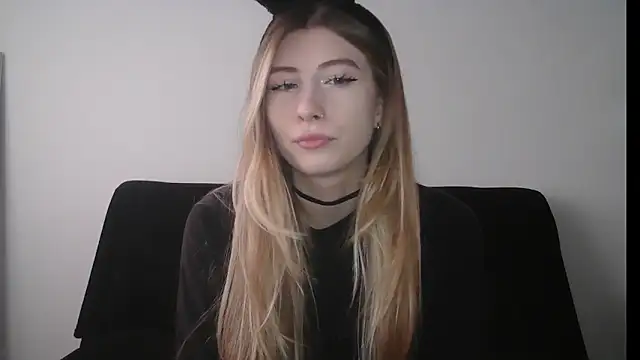 Snapshot of ErikaShyy chatting on October 8, 10:57 am ErikaShyy online show from October 8, 10:57 am